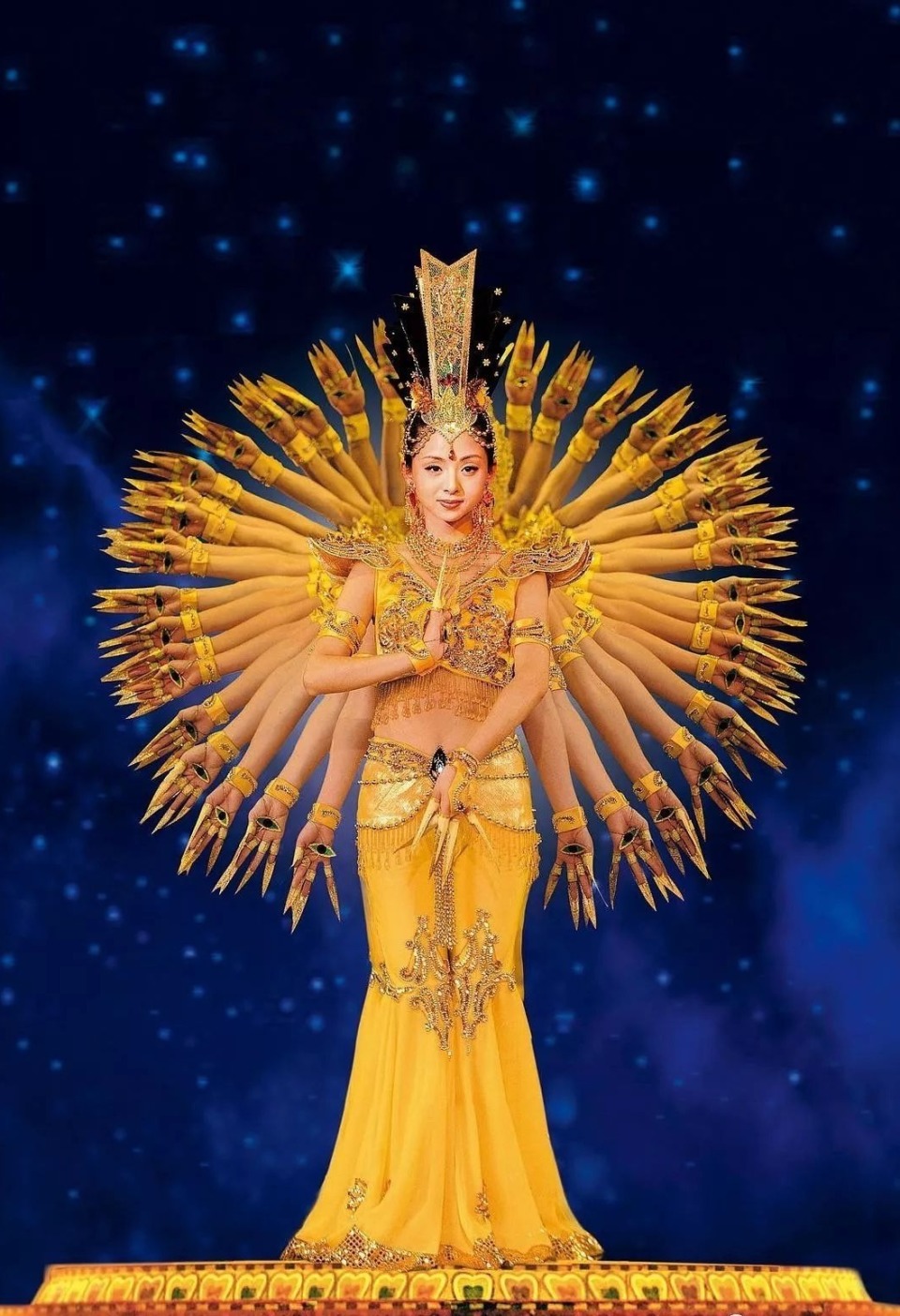 这场特殊盛会上,"千手观音"邰丽华再次指尖"起舞"_腾讯新闻