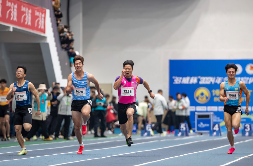 苏炳添明显要精益求精得多,为力求精确他还专门从短裤中拿出一个黄色