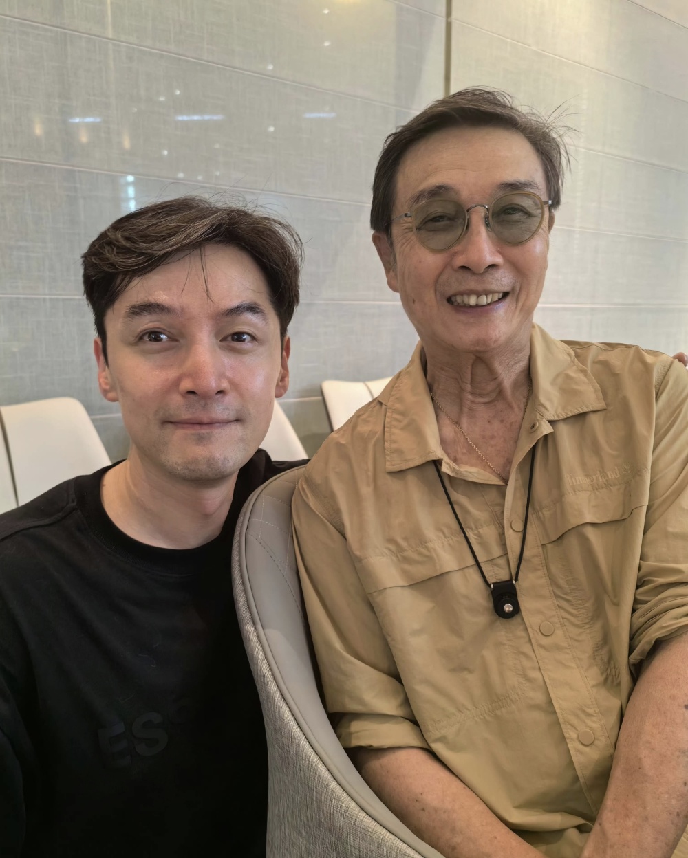 41岁胡歌近照引热议!眼睛一只大一只小,额前白发好大一撮