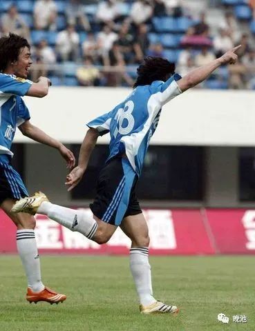 中包办了大连实德的全部五个进球,成为当时中超进球效率最高的球员