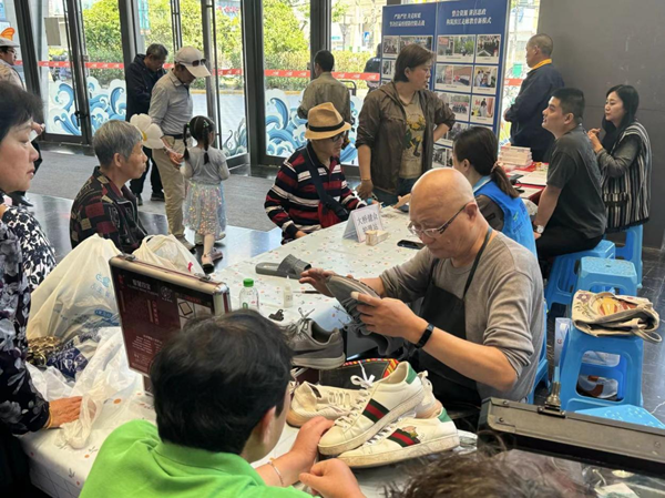 既有便民市集也有高雅画展,这里的"一刻钟便民生活
