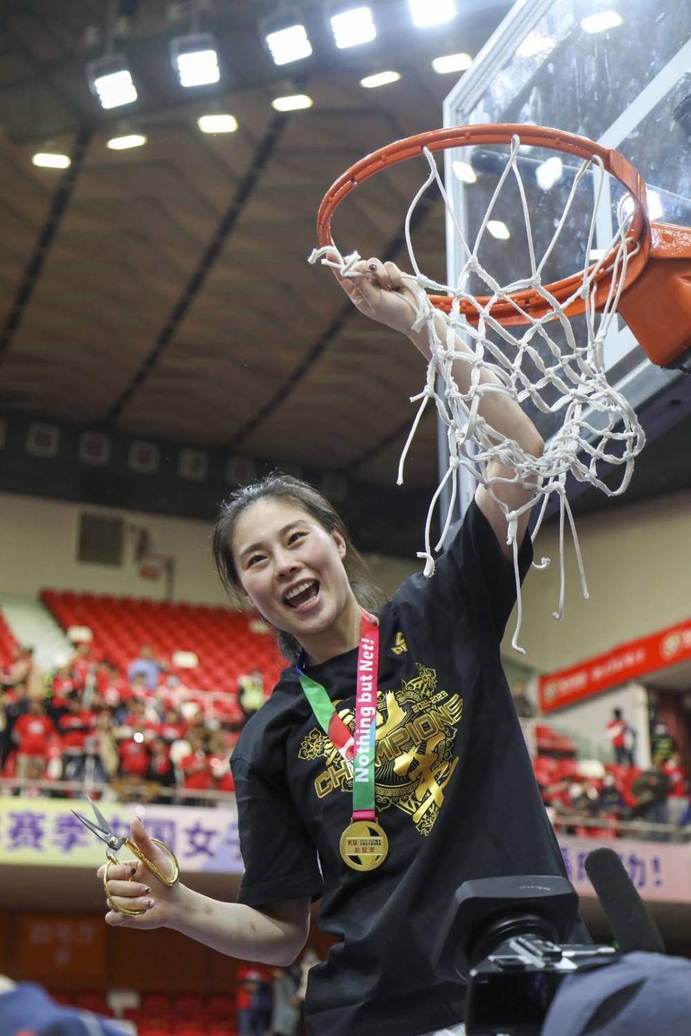 四川女篮捧起首座wcba冠军奖杯_腾讯新闻