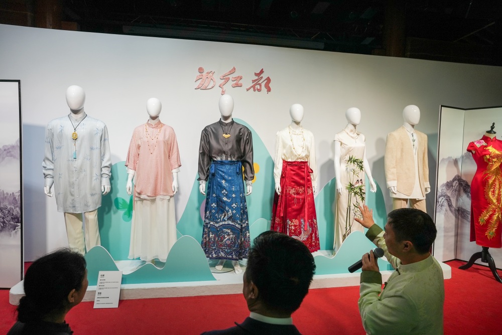 红都"翠·影"艺术展亮相南新仓,百年服装老字号要"追"新_腾讯新闻