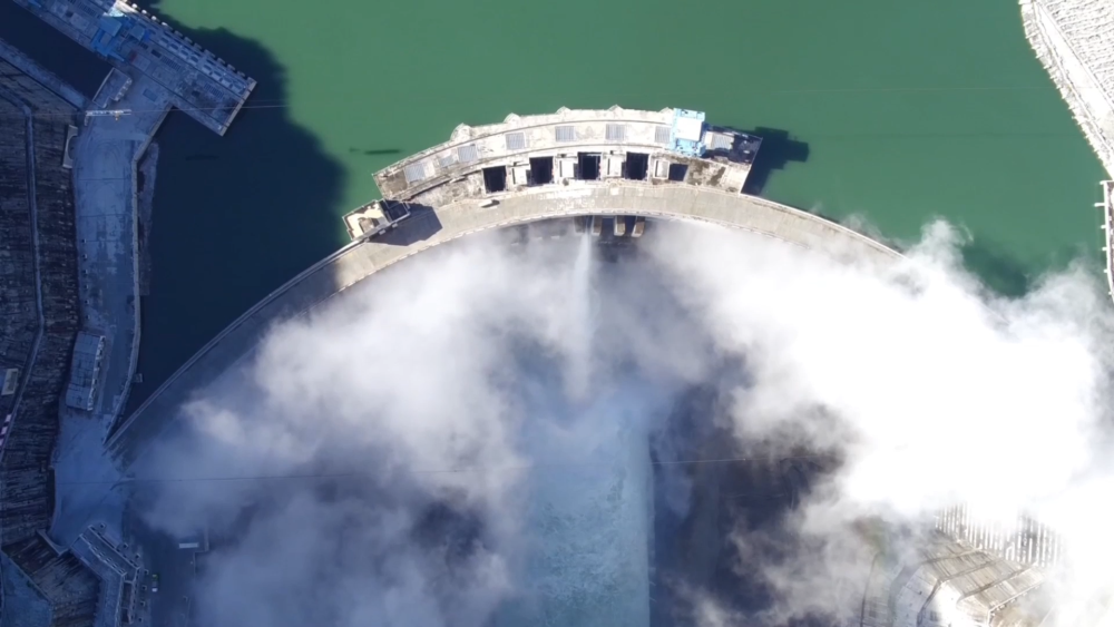 目前,雅砻江流域水风光一体化基地已投产7座大型水电站,5个风光新能源