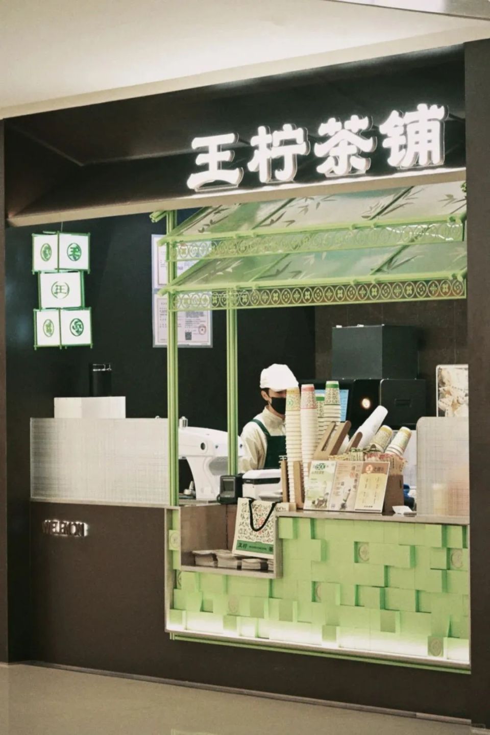 安踏开出最高级别门店ANTA ARENA、全国首家【王柠茶铺】落地北京、零食很忙开出首家【零食很辣】...|品牌周报_腾讯新闻