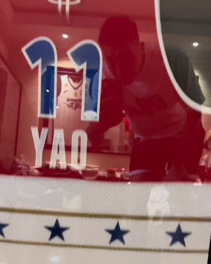 北京男篮队长翟晓川晒姚麦火箭签名球衣:终于拥有了