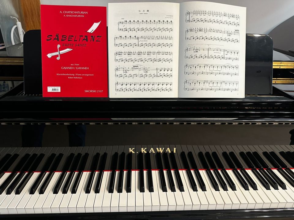 钢琴经典名曲:哈恰图良《马刀舞》(附演奏视频)