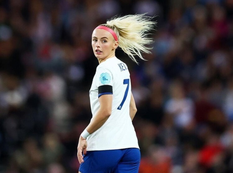 在绚丽的极光下见证,英格兰女足队员凯利戴上钻戒接受求婚