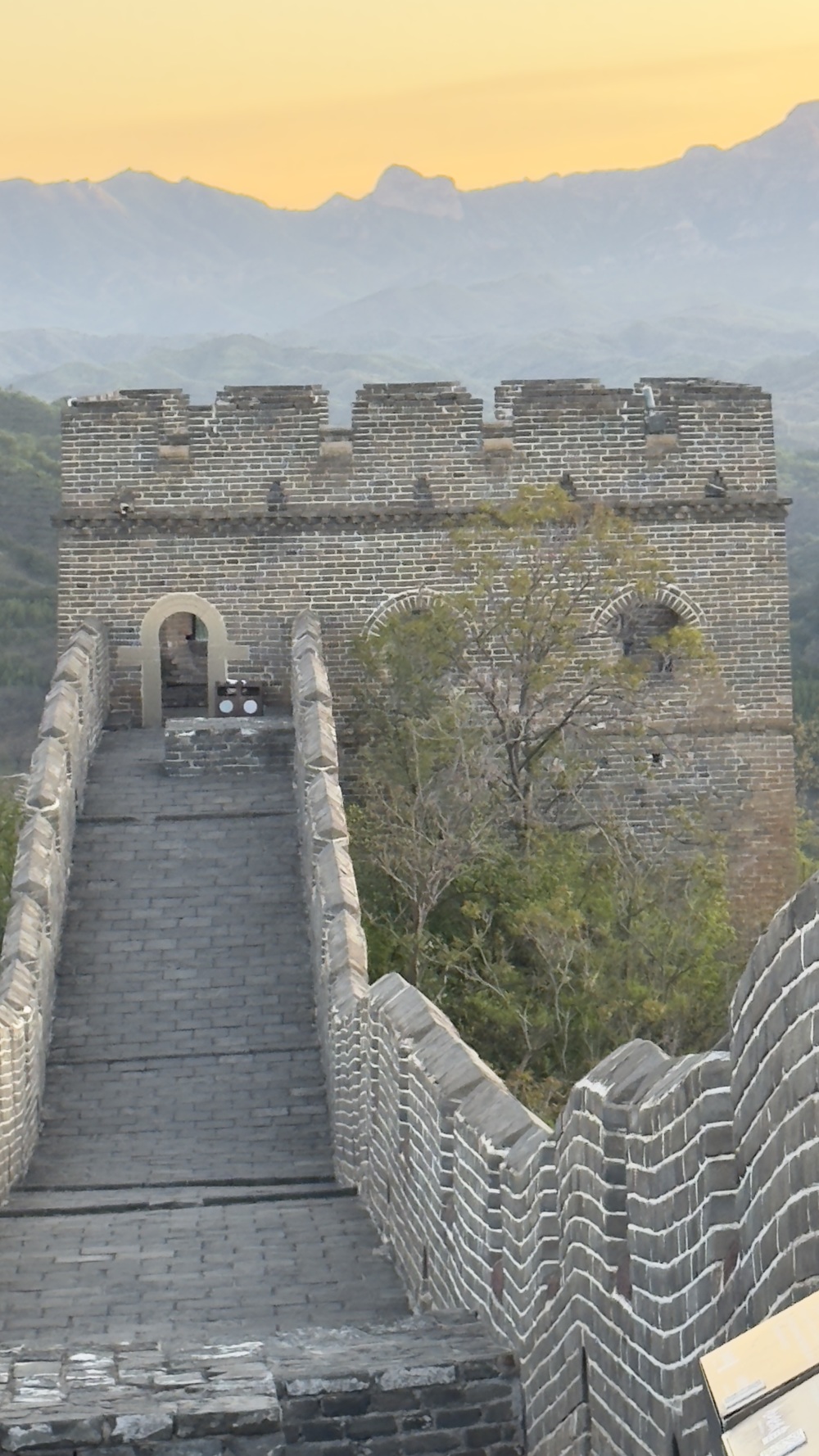 河北滦平:金山岭长城晨光映照景如画