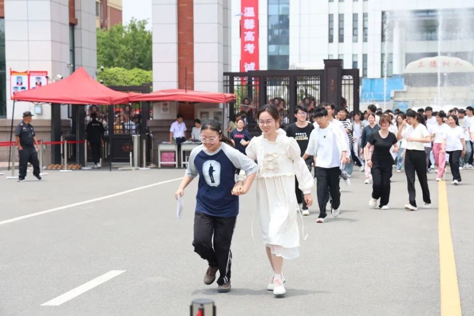 考生与家长分享喜悦新乡市第二十二中学考点考生走出考场新乡市十中