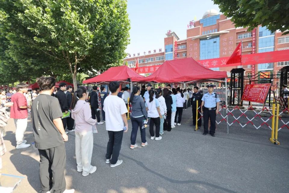 高考圆满收官！吕梁公安以藏蓝坚守，答好平安护航卷_腾讯新闻