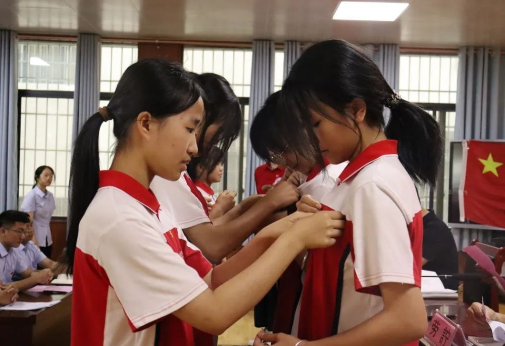 青春向党奋斗强国凌云县第二中学开展新团员入团仪式暨表彰大会