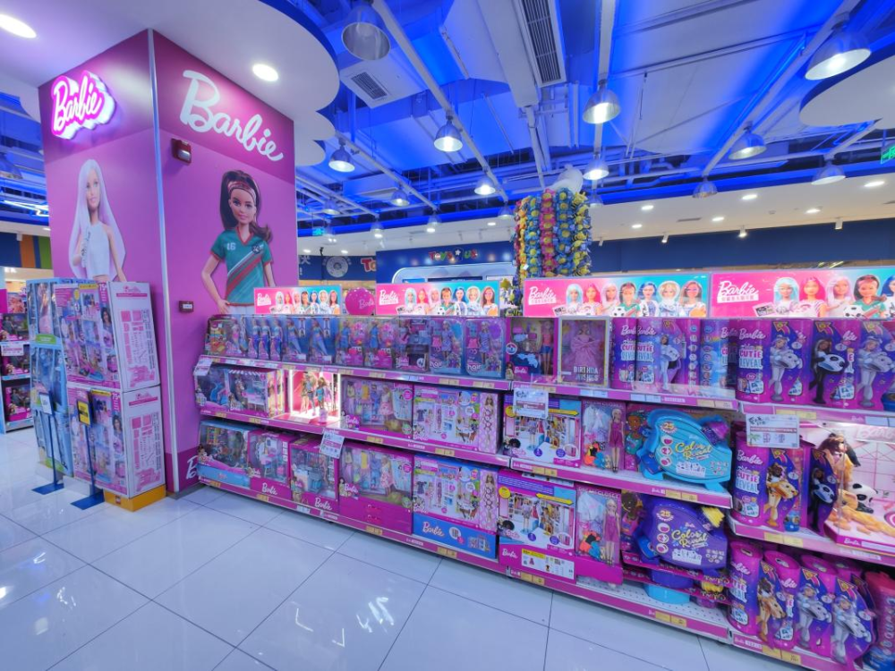 6岁的小女孩可能嫌芭比娃娃幼稚,但横跨彩妆,服饰,食品,文具,箱包等