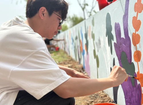 同学们创作热情高涨,挥毫泼墨,一幅幅生动形象的海洋主题墙画在公园的