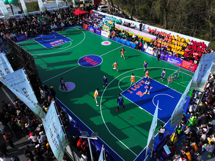 西溪南镇的篮球场地(无人机照片) 新华社记者 杜宇 摄在胡剑霖看来