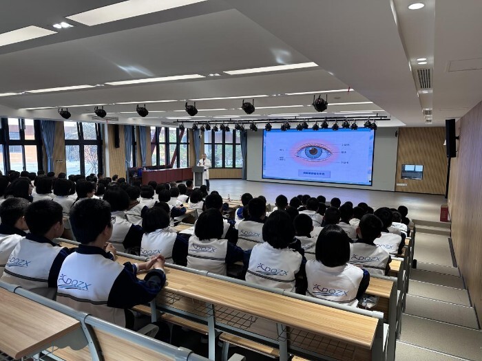 近视防控宣传教育月近视防控科普讲座走进东侨中学万安校区