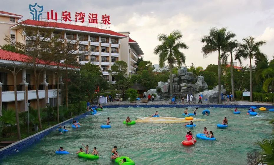 李渊深摄山泉湾温泉内有30多个特色温泉泡池,以"健康养生"为文化底蕴