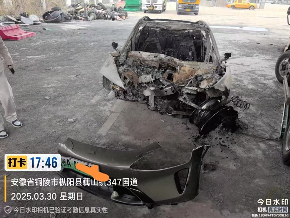 小米SU7高速路撞护栏自燃3人不幸遇难；车企：智驾退出3秒碰撞；家属