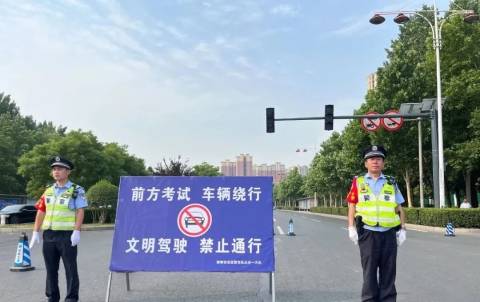 禁止鸣笛,对噪音大的柴油三轮,货运车辆,摩托车要予以外围查控或劝返