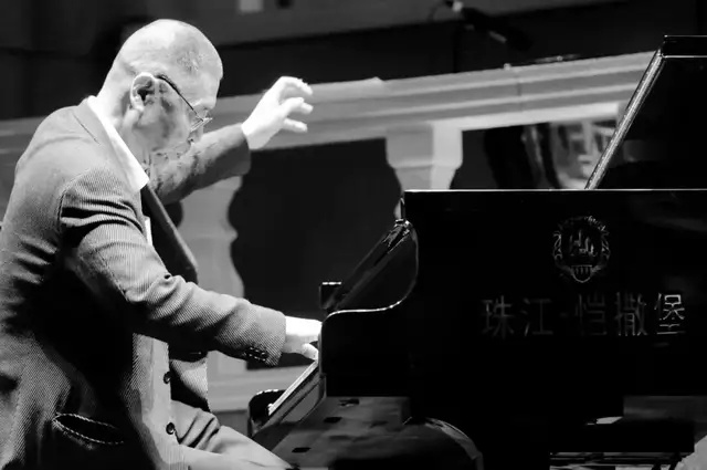 文史钢琴骄子刘诗昆