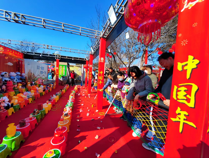 石景山游乐园迎春庙会市民欢喜过大年