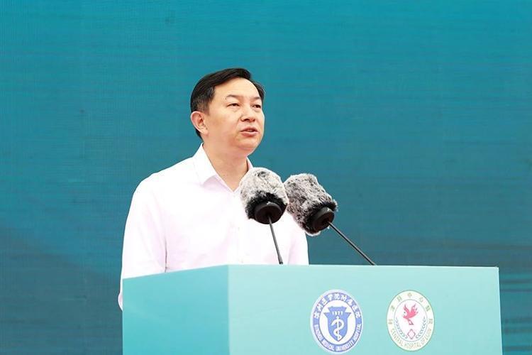 张亚东在致辞时对滨州医学院附属医院团队的到来表示感谢.