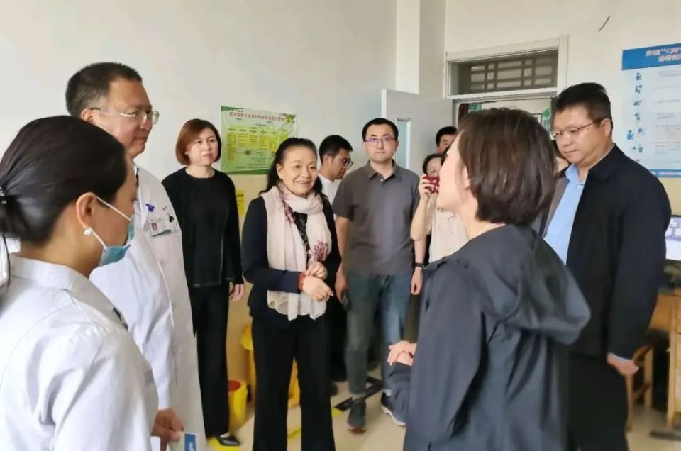 会后,韩琳,李小妹一行先后在锁南社区医院,县医院开展调研,现场参观