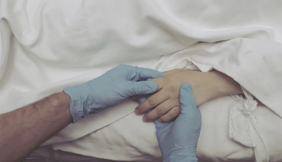 患者病情要求保密，医生因上报被停职，这公平吗？