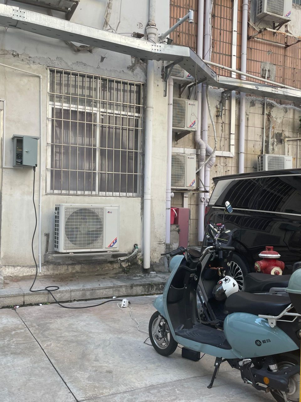 深圳电动车新规实施,走访发现骑行未戴头盔,城中村飞线充电仍有发生