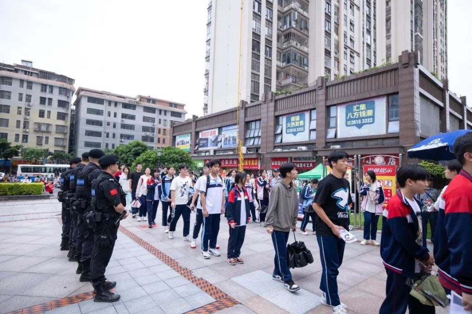 工作人员的引导下恒兴中学考点铭选中学考点安溪一中考点送考的大巴车