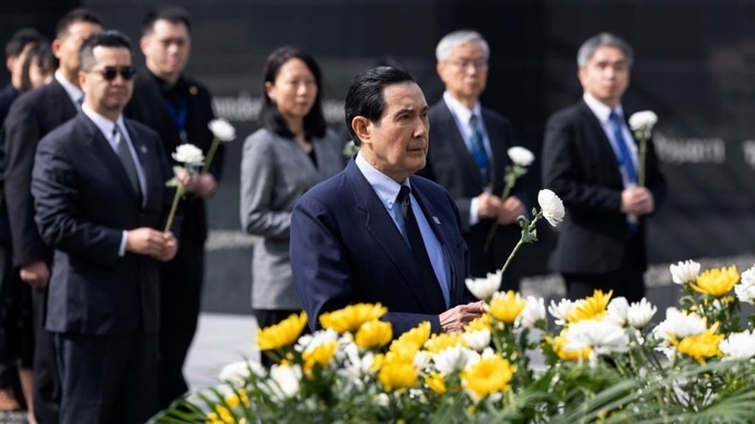 马英九再访大陆:从拜马家族墓到祭拜黄帝陵,在告诫民进党什么?