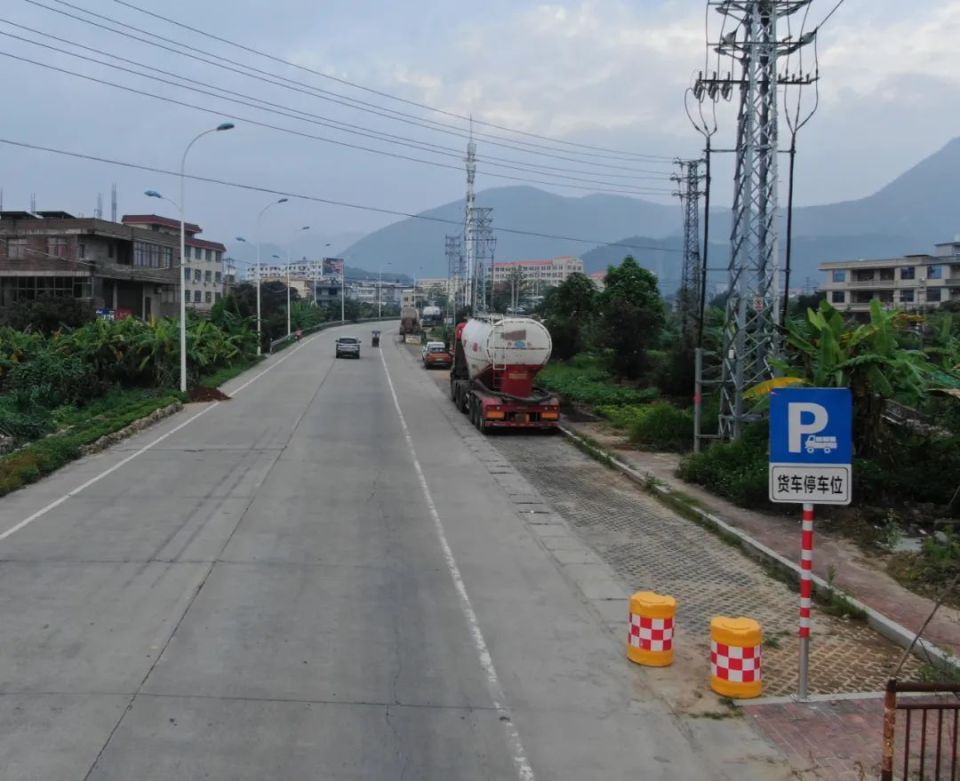 在华亭镇华亭高速出口,灵川镇滨海大道路段施划多个夜间货车专用停车