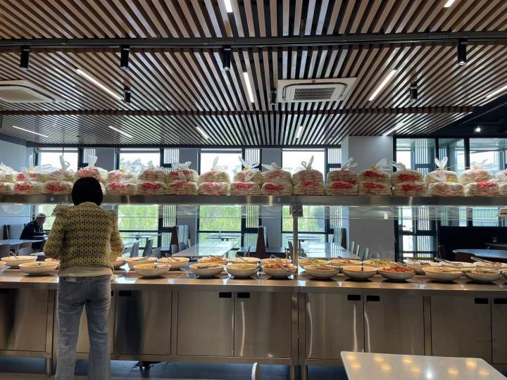 和隔壁园区白领共享高大上的食堂,杭州这里的居民高兴得抱了社区书记