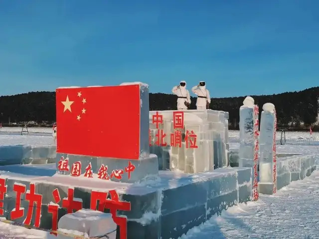 敬礼的瞬间也打动了无数网友游客们才确认这是边防战士哨兵们脱掉手套