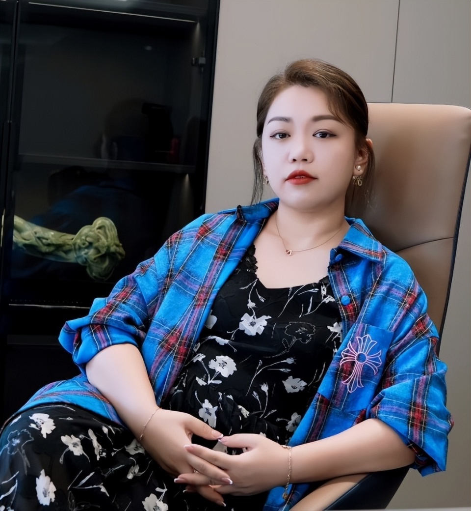 现在的小黄飞收入倍增,但她坚持去斯卡拉演出,还承诺"只要姜鹏做一天