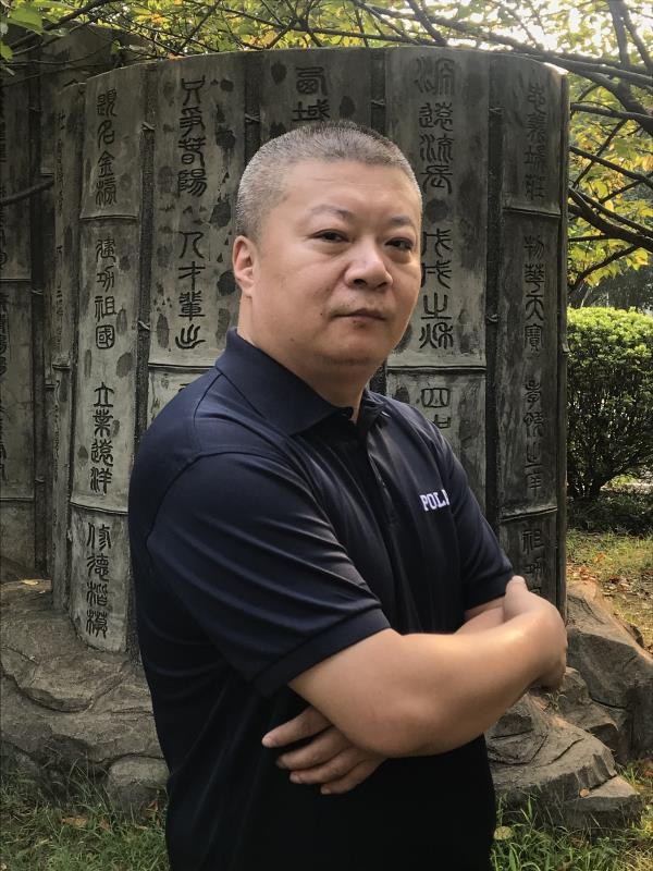 攸县第四中学徐青李建春,中共党员,正高级教师,现任攸县三中校长,曾任