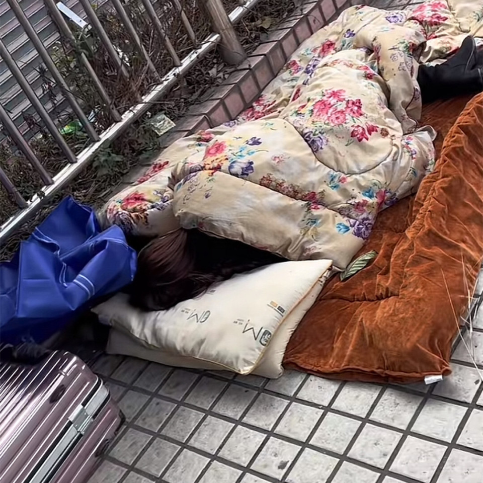 广东一女装大佬睡天桥好多人都想去送温暖说是穿女装后没影了