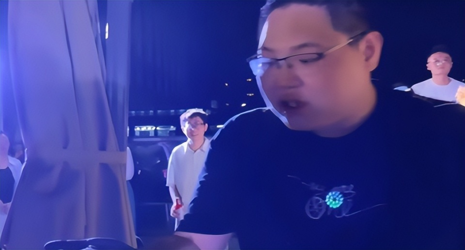 顶级上单的防Gank意识！PDD透露9月回归，但要换平台了_腾讯新闻