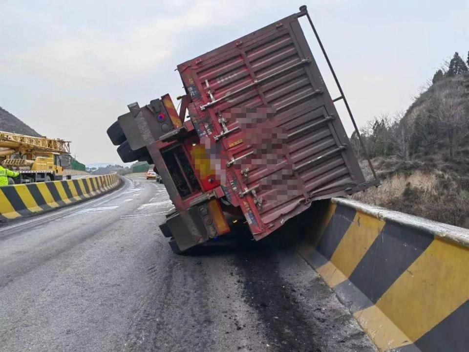 货车转弯速度过快 导致失控侧翻