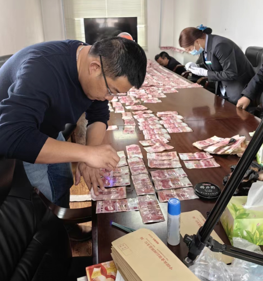 银行人蒸了一锅人民币……-腾讯新闻