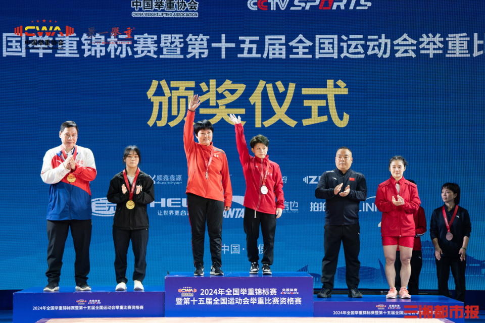 在a组决赛中,胡玉婷,向林香在抓举比赛中最终分别举起90,89公斤,包揽