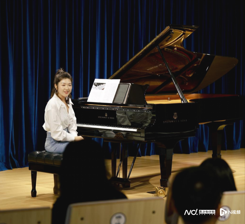 5月26日下午,优秀的青年钢琴家陈诗慧老师在"走进音乐世界·科普讲演