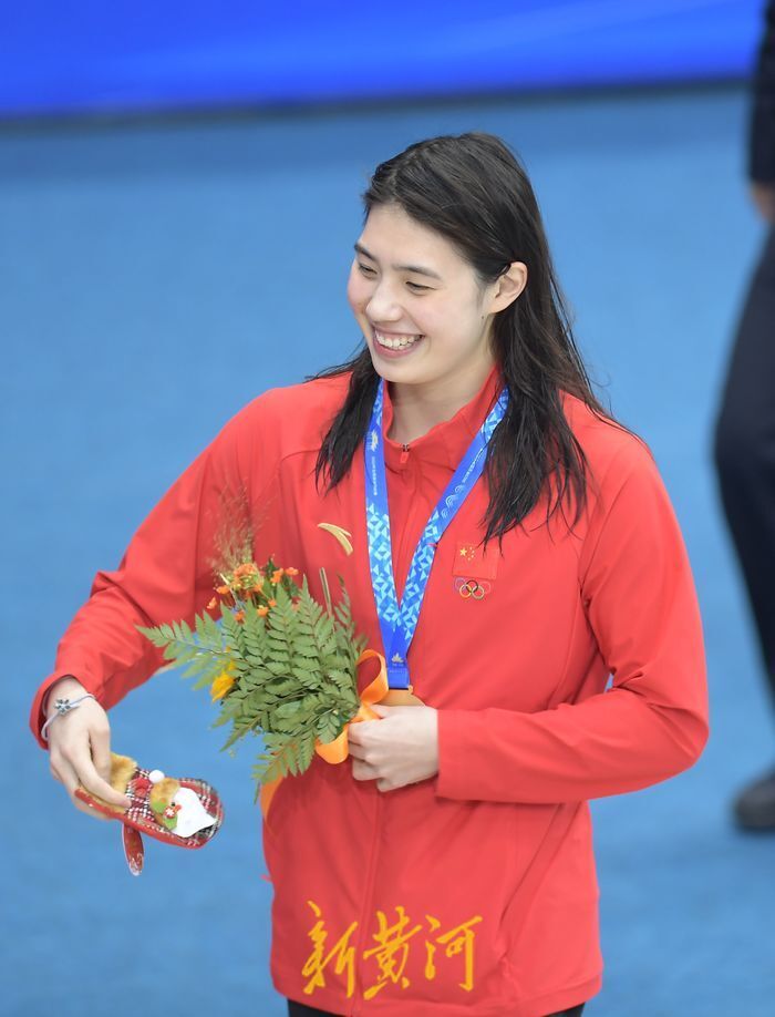 张雨霏夺金后与粉丝分享快乐时刻 | 新黄河图集_腾讯新闻