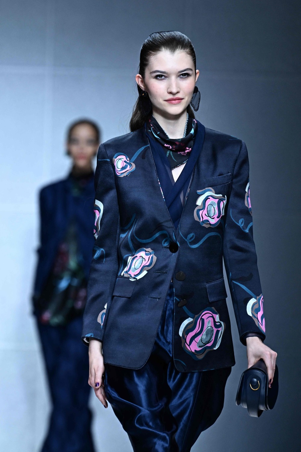 新华社/法新2月25日,模特在意大利米兰时装周上展示乔治·阿玛尼品牌