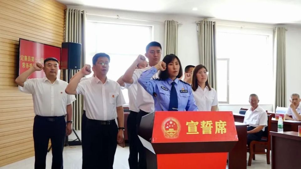 听取李芳等8位拟任人员供职发言,通过拟任免人员名单;向获任同志颁发