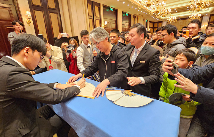 在第25届农心杯上,申真谞击败中国选手辜梓豪,取得6连胜,帮助韩国队