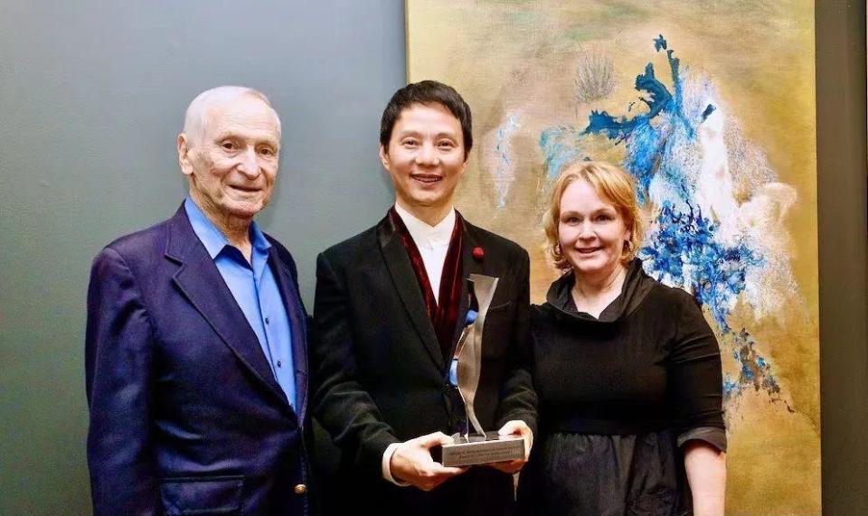 2022年,沈伟从美国舞蹈节捧回终身成就奖.