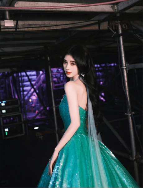 丝芭家族十周年演唱会收官 鞠婧祎率200少女共跳《恋爱告急》