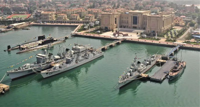 海军博物馆位于青岛市市南区莱阳路8号,东邻鲁迅公园,西接小青岛公园