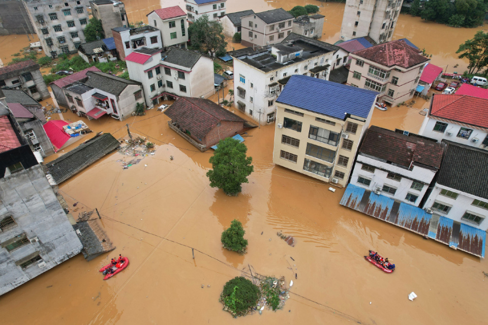 视觉中国 图2024年7月2日,湖南岳阳,平江县遭遇洪水侵袭,救援人员全力